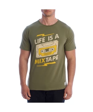 Viaja en el tiempo con estilo. Estas camisetas para hombres de Inmyhood Italia rinden homenaje a la época dorada de las videoclubes y las cintas VHS con diseños únicos que combinan nostalgia, creatividad y personalidad. Perfectas para los amantes del diseño retro y los recuerdos de los 90, estas camisetas de manga corta no solo destacan por su originalidad, sino también por su comodidad y calidad.

Detalles:
- Corte recto y ajuste clásico.
- Cuello redondo con refuerzo interior.
- Impresiones gráficas en la parte frontal.
- Etiqueta decorativa en el dobladillo y en una de las mangas.
- Tejido de algodón suave y duradero.
- Costuras bien definidas.

Una camiseta para hombres con alma nostálgica y estética urbana. Ya sea que elijas un diseño más colorido o sutil, estas camisetas de manga corta añaden personalidad y estilo a cualquier look. Perfectas para combinar con jeans, pantalones cargo o incluso debajo de una camisa de trabajo abierta.
Composición: 95% Algodón, 5% Uretano
Cuidado:
Lavar a máquina a 30°C.
No usar lejía ni secadora.
Planchar a baja temperatura del revés.