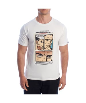 Una camiseta de manga corta para hombres que se destaca por su diseño audaz y lleno de carácter. Inspirada en el estilo de los clásicos cómics pop, esta camiseta de Inmyhood seguramente impresionará. Ideal para quienes buscan un look urbano con un toque de humor y originalidad, sin sacrificar la comodidad del algodón de calidad.

Detalles:
- Corte recto y ajuste clásico.
- Escote redondo con acabado limpio.
- Estampado frontal estilo cómic con texto en italiano.
- Etiqueta de marca tejida en la parte inferior.
- Detalle de etiqueta lateral en la manga.
- Tejido de algodón suave y duradero.
- Costuras bien definidas.

Esta camiseta de manga corta para hombres es la elección perfecta para añadir personalidad a cualquier atuendo. El diseño gráfico de estilo cartoon proporciona un estilo divertido y distintivo, con un guiño al humor italiano y a la cultura pop. Es cómoda, fácil de combinar y tiene ese toque original que transforma una simple camiseta de manga corta en una declaración de estilo. Una prenda ideal para quienes no temen destacar.  
Composición: 95% Algodón, 5% Uretano  
Cuidado:  
Lavar a máquina a 30°C.  
No usar blanqueador ni secadora.  
Planchar a baja temperatura del revés.
