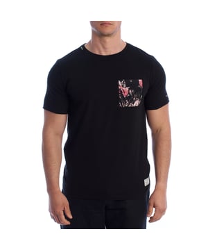 Dale un giro a tu aspecto cotidiano con esta camiseta de manga corta para hombre de Inmyhood, diseñada para quienes buscan algo más que lo básico. Su diseño limpio se combina con un detalle distintivo: un bolsillo frontal con estampado floral que añade un toque fresco, original y único.

Detalles:
- Corte recto y ajuste clásico.
- Cuello redondo reforzado.
- Bolsillo en el pecho con diseño floral.
- Etiqueta tejida en la parte inferior con el sello “The Original Garment Makers”.
- Impresión discreta de la marca en la manga.
- Tejido de algodón suave y duradero.
- Costuras bien definidas.

Esta camiseta de hombre de Inmyhood es mucho más que una prenda básica: es una apuesta segura para aquellos que valoran la comodidad sin sacrificar el estilo. Gracias a su diseño limpio y bien construido, se adapta perfectamente a cualquier rutina, desde un look casual diario hasta un conjunto más pulido. Su tejido confortable, atención al detalle y la firma sutil de la marca proporcionan ese equilibrio ideal entre simplicidad y presencia. Una camiseta de manga corta para hombre que se adapta a ti y a tu ritmo, diseñada para durar temporada tras temporada.
Composición: 100% algodón
Cuidado:
Lavar a máquina a 30°C.
No usar lejía ni secadora.
Planchar a baja temperatura del revés.