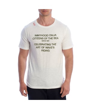 Una camiseta de hombre con espíritu costero y un mensaje claro. Este diseño de Inmyhood Italia captura la esencia del mar y la libertad con un estilo limpio y minimalista. El mensaje en el frente rinde homenaje al surf y la conexión con el océano, añadiendo un toque auténtico y relajado a cualquier look.

Detalles:
- Corte recto y ajuste clásico.
- Cuello redondo con refuerzo interior.
- Impresión tipográfica contrastante en el frente.
- Detalle en el hombro con el número N.81.
- Etiqueta IMH bordada en la parte inferior.
- Tejido de algodón suave y duradero.
- Costuras bien definidas.

Esta camiseta de hombre de manga corta es mucho más que una prenda básica: es una declaración de amor por el mar, el surf y la libertad. Su diseño atemporal y su mensaje evocador la convierten en una pieza versátil que transmite actitud sin esfuerzo.
Composición: 100% algodón
Cuidado:
Lavado a máquina a 30°C.
No usar lejía ni secadora.
Planchar a baja temperatura del revés.