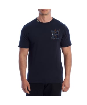 Una prenda que combina un espíritu aventurero con un diseño urbano. Esta camiseta de manga corta para hombre de Inmyhood destaca por su parche en denim con la letra H, rodeado de ilustraciones inspiradas en el surf, palmeras y la vida relajada junto al mar. Cada detalle, desde las costuras en contraste hasta el bordado lateral, aporta carácter sin sacrificar la comodidad.

Detalles:  
- Corte recto y ajuste clásico.  
- Cuello redondo con costuras visibles.  
- Parche con la letra H en tejido de denim con bordado decorativo.  
- Costuras cruzadas en los hombros decorativas.  
- Dobladillo de las mangas con aplicación de denim.  
- Bordado lateral con motivos playeros.  
- Etiqueta decorativa en la parte inferior.  
- Tejido de algodón suave y duradero.  
- Costuras bien definidas.  

Esta camiseta de manga corta para hombre va más allá de lo básico: cada elemento está diseñado para transmitir una estética relajada y veraniega con un guiño a la moda surfer. Cómoda, con un buen ajuste y hecha con materiales amigables con la piel, es ideal para quienes buscan ropa con personalidad sin sacrificar funcionalidad. Esta camiseta de manga corta para hombre es perfecta para el uso diario, viajes, paseos o escapadas de fin de semana.  
Composición: 100% algodón  
Cuidado:  
Lavar a máquina a 30°C.  
No usar blanqueador ni secadora.  
Planchar a baja temperatura del revés.