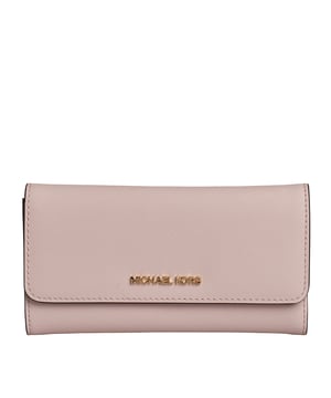 Michael Kors damesportemonnee met een verfijnd en functioneel ontwerp, ideaal om je spullen georganiseerd en stijlvol te houden. Perfect als grote damesportemonnee, combineert het elegantie en praktisch gebruik voor dagelijks gebruik.

Details:
- Elegante damesportemonnee met een gestructureerd ontwerp en hoogwaardige textuurafwerking.
- Drukknopsluiting zorgt voor snelle en gemakkelijke toegang.
- 16 kaartvakjes, biedt voldoende ruimte om je kaarten georganiseerd te houden.
- 4 open vakken, ideaal voor bankbiljetten, tickets of belangrijke documenten.
- 1 doorzichtig vak, perfect voor het meenemen van identiteitsbewijzen of foto's.
- Achterzak met ritsluiting, ideaal voor munten of kleine items.
- Gegraveerd metalen logo aan de voorkant, een elegant herkenningssymbool van het merk Michael Kors.
- Compact en veelzijdig ontwerp, ideaal voor gebruik als grote damesportemonnee of om in een dameshandtas te dragen.

Een MK leren damesportemonnee die stijl, functionaliteit en organisatie combineert. Perfect als grote damesportemonnee voor degenen die elegantie en praktisch nut zoeken in hun dagelijks leven.
Afmetingen: 19,7 cm (B) x 9,5 cm (H) x 1,3 cm (D)
Samenstelling: 100% Leer
Onderhoud:
Reinig met een zachte, licht vochtige doek.
Vermijd langdurig contact met water, parfums of chemicaliën.
Vermijd directe en langdurige blootstelling aan zonlicht of warmtebronnen.