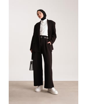 Armine staat bekend als een merk met elegante ontwerpen en hoogwaardig vakmanschap, en biedt exclusieve collecties die de unieke stijl van elke vrouw weerspiegelen. Door het combineren van verfijning en comfort zijn de producten van Armine ontworpen om te voldoen aan de behoeften van moderne vrouwen. Met premium stoffen en nauwkeurige stikdetails zorgen ze voor langdurig gebruik, terwijl een breed scala aan kleuren en modellen ze aanpasbaar maakt aan elke stijl. Door het samenvoegen van klassieke en moderne lijnen in de mode, biedt Armine opties om uw elegantie te versterken