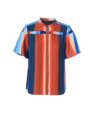 Met de vrolijke Waylon print blouse van Mart Visser straal je deze zomer stijl uit. Deze damesblouse heeft een openvallende kraag en is gemaakt van een kwaliteit die soepel om je lichaam valt. De heuplange blouse is voorzien van afgeronde splitten en korte vlindermouwen. Let vooral op het smockdetail rondom de bovenkant van de blouse, wat zorgt voor een speels effect en een designer touch. De blouse sluit met een blinde knoopsluiting en de valling van de multicolor stof maakt elke blouse uniek. Mart ziet zijn blouse het liefst gedragen met een witte jeans. Fan van de Waylon print? Bekijk dan ook de Gillian cirkel jurk gemaakt van dezelfde kleurrijke stof. Je kunt ook de Mave top overwegen, die dezelfde pasvorm heeft maar is gemaakt van een effen marineblauwe stof. Flaneer deze zomer in de stijlvolle Mart Visser top, op het terras of op kantoor.