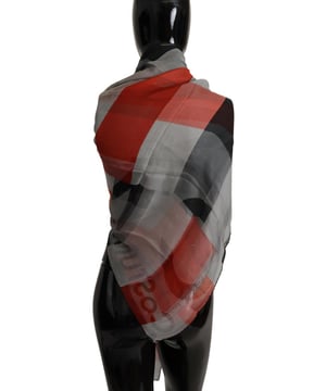 Brandneuer CNC COSTUME NATIONAL Schal.
  Hergestellt aus 100% Seide.
  Grauer und roter Karodruck.
  Logo.
  Details fur zusatzlichen Stil.
  Hergestellt in Italien.
  Grosse: 130cm x 130cm.
  Entwickelt fur Frauen.