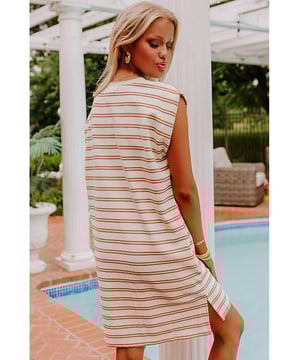 Patrón a rayas caqui para un look juguetón y dinámico  
Diseño clásico de cuello redondo  
Prácticos bolsillos laterales para lo esencial  
Diseño sin mangas para libertad de movimiento  
Longitud de vestido mini  
Material: 95% Poliéster 5% Elastano