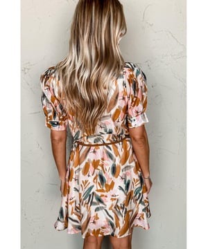 Vestido mini estampado abstracto marrón  
  Elegantes mangas abullonadas  
  Cierre de botones en la parte delantera  
  Cinturón trenzado  
  Se puede combinar con sandalias, tacones altos o zapatos planos  
Material: 100% Poliéster  
