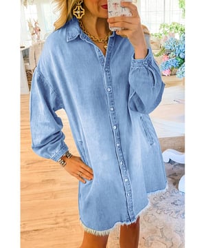 Hergestellt aus strapazierfähigem Denim-Material  
Verfügt über einen klassischen Kragen  
Betont durch einen modischen, fransigen Saum  
Das Shift-Silhouette bietet eine universell schmeichelhafte Passform  
Empfohlen für Boutiquen und Einzelhändler  
Perfekt für einen schicken und lässigen Look  
Verfügbare Größentabelle für eine perfekte Passform