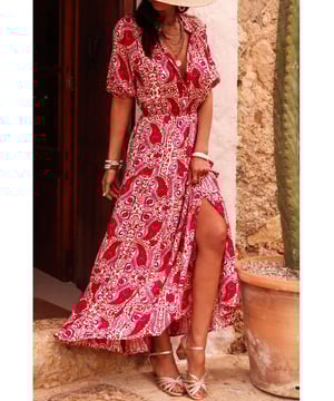 Our styles are designed with a trendy fitted look in mind following an international size standard. For the best fit we suggest choosing one size up from your usual. Be sure to check our sizing chart to find your perfect match!
  Red paisley print
  Side slit design
  Puff sleeves
  High waist
  V
  neckline
Material: 100% Polyester