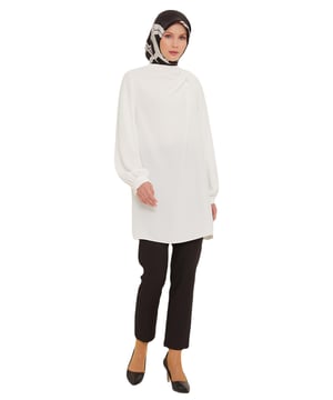 Armine onderscheidt zich als een merk dat bekend staat om zijn elegante ontwerpen en vakmanschap van hoge kwaliteit, en biedt exclusieve collecties die de unieke stijl van elke vrouw weerspiegelen. Armine-producten combineren verfijning en comfort en zijn ontworpen om te voldoen aan de behoeften van moderne vrouwen. Met eersteklas stofkeuzes en nauwkeurige stikdetails zorgen ze voor langdurig gebruik, terwijl een breed scala aan kleuren en modellen ze aanpasbaar maakt aan elke stijl. Armine combineert klassieke en eigentijdse lijnen in de mode en biedt opties om uw elegantie te verbeteren in het dagelijks leven, op het werk of tijdens speciale gelegenheden. Elk stuk van Armine geeft prioriteit aan zowel esthetiek als functionaliteit, en interpreteert mode met een tijdloos perspectief. Onze collecties zijn de perfecte keuze voor vrouwen die comfort, elegantie en mode naadloos willen combineren.