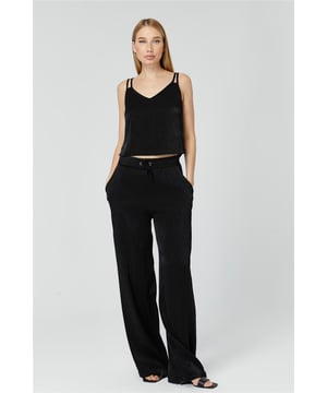 Die sorgfältig gestaltete Openwear-Kollektion von Homestore wurde entwickelt, um Ihren modernen und eleganten Stil bestmöglich zu unterstreichen. Unsere Produkte verbinden Raffinesse mit Komfort und bestehen aus hochwertigen Stoffen, die sich ideal für den Alltag oder besondere Anlässe eignen. Mit ihrer atmungsaktiven und leichten Struktur sind diese Designs für jede Jahreszeit geeignet und bieten vielseitige Styling-Möglichkeiten, wodurch sie zu einem unverzichtbaren Bestandteil Ihrer Garderobe werden.

Homestore verleiht der Modewelt mit seiner Liebe zum Detail und zeitlosen Designs eine einzigartige Note. Unsere Produkte sind mit eleganten Schnitten, modernen Linien und Langlebigkeit gefertigt, um den Stil jeder Frau perfekt zu ergänzen. Von klassisch bis modern bieten diese Stücke Komfort und Ästhetik in einem.