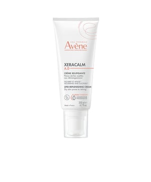 Crema lipídica XERACALM de Avène. VENTAJAS: • ANTI PICOR: su efectividad ha sido avalada por especialistas del Foro Europeo de Dermatología para el manejo del eccema atópico (clasificación Emoliente PLUS**). • RESTAURADORA: proporciona alivio a pieles extremadamente secas que sufren de dermatitis atópica y picazón. • SOFISTICANTE gracias a las propiedades del Agua Termal de Avène. **Preparación cutánea con excipientes y activos no médicos adicionales. Validada por el Foro Europeo de Dermatología, Recomendaciones para el tratamiento del eccema atópico (dermatitis atópica), 2018.