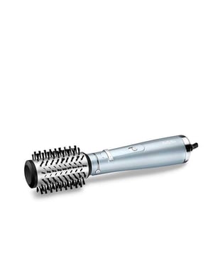 Cepillo de Aire Giratorio AS773E Hydro-Fusion Big Hair de Babyliss. Este cepillo es perfecto para estilizar tu cabello. Su innovador sistema, que incorpora tecnología de plasma iónico y Hydro-Fusión de aire caliente, sella la cutícula capilar, conservando la humedad y mejorando su apariencia mientras proporciona volumen. Con un cabezal giratorio de 50 mm de diámetro, este cepillo de alto rendimiento puede girar en ambas direcciones, facilitando la definición de tu peinado. En cada uso, podrás moldear tu cabello, eliminar el encrespamiento y lograr un acabado luminoso, suave y saludable. Además, para mayor conveniencia y higiene, cuenta con un filtro extraíble que permite una fácil limpieza.