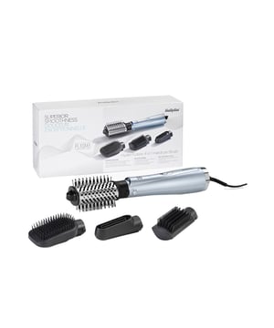 SECADOR DE PELO AS774E CON ACCESORIOS INTERCAMBIABLES DE BABYLISSSu función multifuncional con 4 distintos accesorios permite secar, alisar, darle forma y adicionar volumen al cabello. Este modelo, el BaByliss Hydro-Fusion, incorpora una avanzada tecnología de plasma junto con un sistema iónico dual, que equilibra la humedad al combinar tanto iones positivos como negativos. Esto colabora en mantener la hidratación del cabello, minimizando el frizz durante el proceso de secado y estilo. Como resultado, el cabello muestra un acabado sedoso y acondicionado, con un brillo notable. Ventajas:El cabello queda en excelente estado y con un aspecto pulido.Elimina el frizz.El cabello se siente extremadamente suave y sedoso.Brillo radiante y saludable.