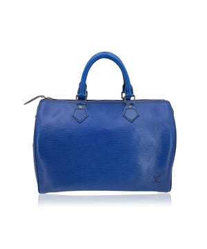 VINTAGE, RRP WIE NEU  
Diese wunderschöne Tasche wird mit einem Echtheitszertifikat von Entrupy geliefert. Das Zertifikat wird ohne zusätzliche Kosten bereitgestellt. Treten Sie ein in die Welt zeitloser Eleganz mit der Louis Vuitton Speedy, die aus dem ikonischen strukturierten Toledo-blauen Epi-Leder gefertigt ist. Diese beeindruckende Tasche vereint Haltbarkeit mit Eleganz und bietet einen schicken und raffinierten Look, der Trends überdauert. Die Tasche ist wunderschön mit goldenen Beschlägen akzentuiert, die ihrem schlanken Design einen Hauch von Raffinesse verleihen. Die beiden gerollten Griffe sorgen für angenehmen Tragekomfort, egal ob in der Hand oder am Arm. Innen verfügt die Speedy über eine offene Seitentasche, ideal zum Organisieren kleinerer Essentials. Die Tasche ist zudem mit einem sicheren Reißverschluss oben ausgestattet, der Ihre Wertsachen schützt und leicht zugänglich macht. Die LV-Initialen sind sowohl auf der Vorder- als auch auf der Rückseite geprägt und zeigen das unverwechselbare Zeichen von Louis Vuitton Handwerkskunst und Echtheit. Diese Louis Vuitton Speedy aus Toledo-blauem Epi-Leder ist das ideale Accessoire für diejenigen, die eine Kombination aus Praktikabilität und High-End-Mode schätzen. Egal, ob Sie zur Arbeit fahren, Besorgungen erledigen oder einen Abendessen genießen, diese Tasche ist ein vielseitiges, zeitloses Stück, das jedes Outfit mit ihrer dezenten Eleganz aufwertet. Zustandseinstufung: C - GEBRAUCHT Zustanddetails: Leichte Gebrauchsspuren an den unteren Ecken und entlang der Ränder der Tasche. Einige Gebrauchsspuren auf den Beschlägen. Ein großer Fleck innen. Bitte sehen Sie sich die Fotos an und/oder fragen Sie, wenn Sie Zweifel haben oder weitere Informationen benötigen. Maße (cm): Tiefe: 16,5 Höhe: 21,0 Länge: 31,8 Weitere Details: Staubbeutel? Nein Schlüssel? Nein Box? Nein Maße: Breite: 165 mm Länge: 318 mm Höhe: 210 mm