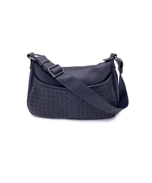 VINTAGE, RRP WIE NEU  
Schultertasche aus schwarzem Canvas von Bottega Veneta mit dem ikonischen Intrecciato-Design auf der Vorderseite. Zipper-Verschluss aus Gunmetal. Offene Fronttasche. Schwarze Stoffauskleidung. Verstellbarer Schultergurt. Innenetikett 'Bottega Veneta - Made in Italy' Zustandsbewertung: B - SEHR GUTER ZUSTAND Zustandsdetails: Einige Gebrauchsspuren auf der Innenauskleidung. Minimale Gebrauchsspuren an der Hardware. Bitte überprüfen Sie die Fotos sorgfältig und fragen Sie, wenn Sie weitere Details benötigen oder Zweifel haben. Maße (cm): Tiefe: 8,9 Höhe: 17,8 Länge: 29,2 Weitere Details: Staubbeutel? Nein Schlüssel? Nein Box? Nein Maße: Breite: 89 mm Länge: 292 mm Höhe: 178 mm