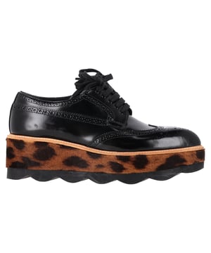 VINTAGE, UVP WIE NEU  
Sehr schick und stilvoll, dieses Paar von Prada sollte definitiv auf Ihrer Wunschliste stehen! Das schwarze Paar besteht aus Brogue-Leder und Leoparden-Muster Kalbsfell und verfügt über mandelförmige Zehen und Schnürsenkel an den Vorderblättern. Es ist mit bequemen ledergefütterten Innensohlen und stabilen Plateauabsätzen ausgestattet, die Sie stilvoll in die Höhe heben!

Prada Leopardenmuster Ponyhaar Plateau-Brogues aus schwarzem Leder  
Zustand: Ausgezeichnet  
Abnutzungserscheinungen: Keine sichtbaren Gebrauchsspuren. Kein Makel an der Innensohle, sehr leichter Makel an den Sohlen.  
Verpackung: Keine  
Farbe:  
Material: Tierhaut | Anaconda-Haut  
Größe: EU | 38  
Maße: Absatzhöhe: 60; Innensohlenlänge: 270  
SKU: NAPPUGBSH462926W