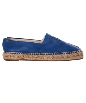 VINTAGE, RRP WIE NEU  
Diese Espadrilles von Chanel wurden entworfen, um Komfort zu bieten und die Blicke auf sich zu ziehen – ein absolut lohnenswerter Kauf. Das blaue Paar besteht aus Leder und ist mit runden Zehen, Espadrille-Details und Gummisohlen gestaltet. Sie sind ideal für den täglichen Gebrauch.

Chanel CC Espadrille Ballerinas aus blauer Lammleder  
Zustand: gut  
Abnutzungserscheinungen: Geringe Gebrauchsspuren, sehr leichter Fleck an den Sohlen.  
Verpackung: Keine  
Farbe: Blau  
Material: Leder  
Größe: EU 39  
Abmessungen: Innensohlenlänge: 250  
SKU: NAPPUITSH466365W