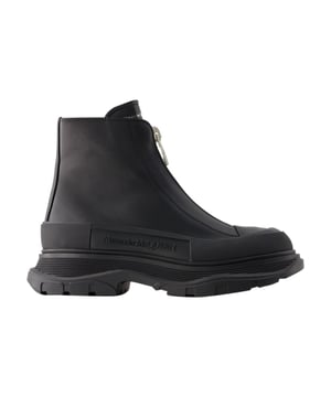 Colour : NOIR - Black/Black. Main material: smooth calfskin. Sole: rubber. Lining material: leather. Closure: top laces. Toe shape: round, open. Fit: true to size - Sizing European.