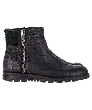 VINTAGE, RRP AS NEW
The Gucci Micro GG Zipped Ankle Boots in black leather blend classic luxury with modern edge. Featuring the subtle yet iconic micro GG monogram and a sleek silhouette, these boots offer a refined take on everyday footwear. The side zip ensures easy wear, while the stacked heel adds just the right amount of lift. **Styling tip:** Pair them with cropped trousers or a midi skirt to show off the detailing and add a polished finish to your ensemble.

 Gucci Micro GG Zipped Ankle Boots in Black Leather

Condition: Very good
Signs of wear: Minor markings, Lightly used but very well maintained. Minor mark at soles & creasing, light scuffing at the soles and heels.
Packaging: None
Color: Black
Material: Leather | leather
Size: IT | 40
Measurements: Heel height: 30; Insole length: 290
SKU: NAPPUGBSH472286W