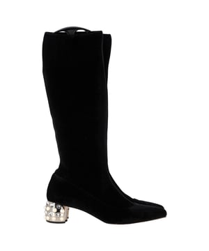 VINTAGE, UVP WIE NEU
Die Miu Miu mit Kristallen verzierten Stiefel aus schwarzem Samt vereinen Luxus und gew大胆es Design in einem atemberaubenden Paket. Die Perlen- und Kristallelemente auf den metallischen Blockabsätzen verleihen diesen Stiefeln einen Hauch von Glamour, während die eckige Zehenform und die Plattform-Silhouette eine retro Atmosphäre in die moderne Zeit bringen. Der sichtbare Reißverschluss an den Seiten sorgt für einen zeitgenössischen Touch, wodurch diese Stiefel zu einem unverzichtbaren Statement-Stück für jede modebewusste Garderobe werden.

Miu Miu kristallverzierte Stiefel aus schwarzem Samt
Zustand: Sehr gut
Gebrauchsspuren: Geringe Markierungen, leicht benutzt, aber sehr gut gepflegt. Kleinere Markierung an den Sohlen & Faltenbildung, leichte Abnutzungen an Sohlen und Absatz.
Verpackung: Keine
Farbe: schwarz
Material: Wildleder | Wildleder
Größe: EU | 40
Maße: Absatzhöhe: 50; Innensohlenlänge: 310
SKU: NAPPUGBSH466048W