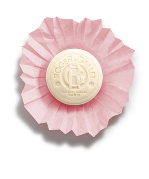 ROSE THÉ Wellness-Seife von ROGER & GALLET Der zarte Duft der blühenden Rose entfaltet sich im zarten Licht des Morgens. Die Rose de Thé-Seife begeistert mit dem aromatischen Bouquet der edlen Damaszenerrose, die als die Königin der türkischen Landschaft gilt. Eine raffinierte Komposition, die an die Pracht osmanischer Paläste erinnert. Süß, ohne dabei zu erdrücken, präsentiert sich die Bergamotte in einem strahlenden Licht. Sie verleiht der Haut ein frisches Aroma, das sie weich und angenehm duftend macht.