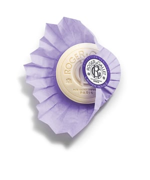 LAVANDE ROYALE Wellness-Seife von ROGER & GALLET Die Lavande Royale entführt zu einem inspirierenden Erlebnis, das von den duftenden, holzigen Aromen der Provence geprägt ist. Das erfrischende und süße ätherische Lavendelöl, berühmt für seine beruhigende Wirkung auf Körper und Geist, macht diese Seife zur Quelle des Wohlbefindens. Begleitet wird es von den warmen, einladenden Noten der Bergamotte, die harmonisch mit der eleganten Frische der Zeder verschmilzt.