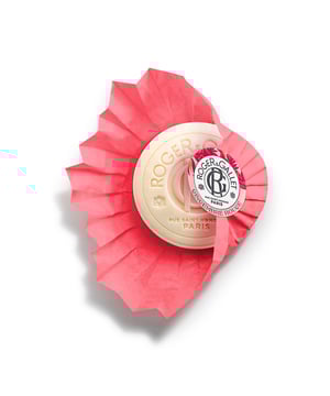Die GINGEMBRE ROUGE Duftseife von Roger & Gallet begeistert mit ihrer markanten runden Form, die in dem charakteristischen plissierten Seidenpapier gehüllt ist. Diese Seife, hergestellt nach traditioneller Kesseltechnik, bietet ein unverwechselbares Dufterlebnis, das bis zur letzten Benutzung anhält und die Haut auf besonders sanfte Weise reinigt. Der zarte, duftende Schaum sorgt für ein seidiges und geschmeidiges Hautgefühl. Dieses besondere Seidenpapier, bekannt als plissé soleil, ist seit 1879 das Zeichen für das außergewöhnliche Handwerk und die hohe Qualität von Roger & Gallet, das sich von anderen abhebt.