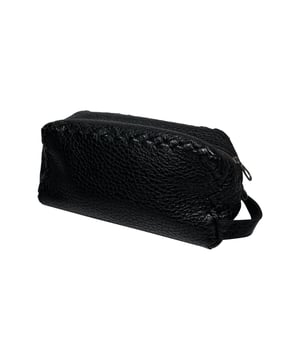 VINTAGE, UVP WIE NEU
Diese Vintage Bottega Veneta Ledertasche ist ein zeitloses Accessoire, das viel Stauraum bietet. Hergestellt aus echtem Leder, vereint sie Stil und Praktikabilität und ist perfekt für Männer und Frauen. Sie hat eine schwarze Farbgebung und ist authentisch gebraucht, was Luxus und Stil garantiert.
Abmessungen: B: 28 cm H: 18 cm
Zustand: Sehr guter Zustand. Leichte Kratzer
Bottega Veneta Ledertasche
Farbe: schwarz
Material: Leder
Zustand: sehr gut
Größe: Einheitsgröße
Tragespuren: keine
SKU: 288241 / 233416774 / 233416774 
Abmessungen: Breite: 280 mm, Höhe: 180 mm
Bottega Veneta Ledertasche
Farbe: schwarz | schwarz
Material: Leder | Leder
Zustand: sehr gut
Größe: Einheitsgröße | Einheitsgröße
Tragespuren: keine
SKU: 470309 / 233416774 / 233416774 
Abmessungen: Breite: 280 mm, Höhe: 180 mm