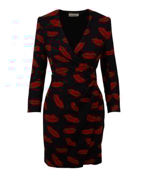 Seitenknopfschluss; 100% Seide; Lange Ärmel, Midi-Länge, schmaler Schnitt, tiefes Dekolleté, geknöpfte Manschetten; Roter Lippenprint, gerafftes Design in der Taille;