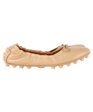 VINTAGE, UVP WIE NEU  
Tauchen Sie ein in zeitlose Eleganz mit den **Tod's Gommino Ballerinas aus nude Kalbsleder**. Handgefertigt aus geschmeidigem Leder bieten diese Ballerinas die ikonische, genoppte Gummisohle für Komfort und Grip bei jedem Schritt. Der nude Farbton sorgt für mühelose Vielseitigkeit und ist perfekt für sowohl elegante Bürolooks als auch entspannte Wochenend-Outfits. **Styling-Tipp:** Kombinieren Sie sie mit einer Cropped-Hose oder einem Midikleid, um ihre raffinierte Silhouette zur Geltung zu bringen und Ihren Look schick und unaufdringlich zu halten.  

Tod's Gommino Ballerinas aus nude Kalbsleder  

Zustand: Ausgezeichnet  
Tragespuren: Keine sichtbaren Gebrauchsspuren. Kein Makel an der Innensohle., Sehr leichte Abnutzung an den Sohlen.  
Verpackung: Staubbeutel  
Farbe: Braun | nude  
Material: Leder | Kalbsleder  
Größe: EU | 38  
Maße: Innensohlenlänge: 270  
SKU: NAPPUGBSH466605W  