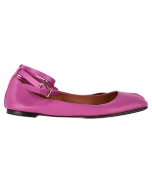 VINTAGE, UVP WIE NEU  
Eine elegante Variation einer zeitlosen Silhouette, die Tan-Go Ballerina Flats von Valentino Garavani sind aus weichem, rosafarbenem Leder gefertigt und verfügen über eine schlanke, runde Zehenpartie sowie ein zartes, mit einer Schnalle versehenes Knöchelriemchen. Abgerundet mit dem charakteristischen Logo-Anhänger des Hauses am Riemen, vereinen sie feminine Eleganz mit ikonischer italienischer Handwerkskunst. Mit Leder ausgekleidet und auf einer Ledersohle gefertigt, bieten sie sowohl Komfort als auch Anmut – alles Made in Italy.

Valentino Garavani Tan-Go Ballerina Flats mit Knöchelriemen aus rosa Leder  
Zustand: Sehr gut  
Abnutzungsspuren: Inklusive Box, leichte Markierungen, leicht gebraucht, aber sehr gut gepflegt. Kleine Abnutzungsspuren an den Sohlen & Faltenbildung, leichte Kratzer an Sohle und Ferse.  
Verpackung: Box  
Farbe: Rosa  
Material: Leder | Leder  
Größe: EU | 38  
Abmessungen: Innensohlenlänge: 270  
SKU: NAPPUGBSH466089W