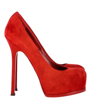 VINTAGE, UVP WIE NEU  
Tauchen Sie ein in zeitlose Eleganz mit den Saint Laurent Tribtoo Pumps aus rotem Wildleder. Entworfen, um ein Statement zu setzen, präsentieren sich diese Pumps mit einem atemberaubenden Finish aus rotem Wildleder und einer klassischen, spitz zulaufenden Zehenform, die die Beine optisch verlängert. Das schlanke, hochhackige Design sorgt für eine schmeichelhafte und selbstbewusste Silhouette, die sich perfekt für Anlässe tagsüber und nachts eignet. Ob kombiniert mit einem kleinen Schwarzen oder maßgeschneiderter Hose, diese Pumps bieten die perfekte Balance aus Kühnheit und Raffinesse und verleihen jedem Ensemble einen farblichen Akzent.  

Saint Laurent Tribtoo Pumps aus rotem Wildleder  
Zustand: Sehr gut  
Abnutzungserscheinungen: Enthält die Box. Keine sichtbaren Abnutzungserscheinungen. Kein Markierung auf der Innensohle. Leicht gebraucht, aber sehr gut gepflegt. Kleinere Markierungen an den Sohlen und Faltenbildung, leichte Kratzer an den Sohlen und Absatz. Kleine Markierung an der Seite jedes Schuhs  
Verpackung: Box  
Farbe: Rot  
Material: Wildleder  
Größe: EU | 38,5  
Maße: Absatzhöhe: 200; Innensohlenlänge: 270  
SKU: NAPPUGBSH463299W