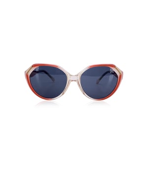 VINTAGE, UVP WIE NEU  
Winds of Style: Vintage Yves Saint Laurent EOLE Sonnenbrille  Ein wahres Schmuckstück aus den Archiven der Mode der 1980er Jahre, bringt diese Vintage Yves Saint Laurent EOLE Sonnenbrille einen Hauch von mutiger Raffinesse in jede Sammlung. Benannt nach dem mythologischen Gott des Windes, erfüllt EOLE (Modell 56/16) seinen Namen - leicht, fließend und auffällig stilvoll.  Das ovale Gestell kombiniert rotes, weißes und klares Plastik in einer einzigartig grafischen Komposition, akzentuiert mit strahlend goldfarbenem Metall. Zustandseinstufung: A - AUSGEZEICHNETe Zustandsdetails: Sanft gebraucht. Gläser und Rahmen in ausgezeichnetem Zustand. Bitte überprüfen Sie die Bilder sorgfältig. Einige zeigen Pfeile, die auf offensichtliche Mängel hinweisen. Bitte fragen Sie, wenn Sie weitere Details benötigen oder wenn Sie Zweifel haben. Brillen maximale Breite: 140 mm  Brillenbügel: 140 mm  Brillen maximale Glasbreite: 56 mm  Brillen maximale Glashöhe: 57 mm  Brillen Stegbreite: 16 mm  Maße: Breite: 140 mm Höhe: 57 mm