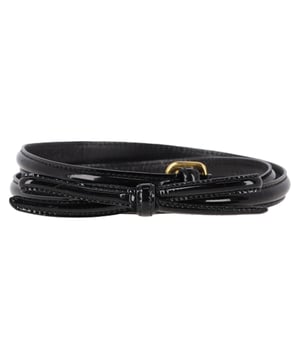VINTAGE, UVP WIE NEU  
Der Prada Thin Buckle Belt aus schwarzem Leder ist das ultimative Stück unaufdringlichen Luxus – elegant, vielseitig und zeitlos. Aus glattem Kalbsleder gefertigt und mit einer minimalistischen Metallschnalle vollendet, verleiht dieser Gürtel jeder Silhouette das richtige Maß an Raffinesse. Ob beim Taillieren eines Blazers, beim Aufwerten von hoch taillierten Jeans oder beim Definieren eines Kleides, er ist ein leiser Hinweis auf italienische Eleganz, die sich im Alltag tragen lässt. Subtil? Ja. Vergesslich? Nie.

Prada Thin Buckle Belt aus schwarzem Leder  
Zustand: Ausgezeichnet  
Tragespuren: Keine ersichtlichen Tragespuren.  
Verpackung: Keine  
Farbe: Schwarz  
Material: Leder  
Größe: Einheitsgröße  
Maße: Breite: 10; Länge: 930  
SKU: HNPUGBAC466646W