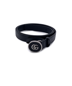 VINTAGE, UVP WIE NEU  
Dieser wunderschöne Gürtel wird mit einem Echtheitszertifikat von Entrupy geliefert. Das Zertifikat wird kostenfrei bereitgestellt. Gucci Leder Skinny Gürtel aus schwarzem Leder. Ovaler Gürtelverschluss mit GG-Logo. Breite: 2 cm. 'GUCCI - Made in Italy' auf der Rückseite des Gürtels eingraviert, Seriennummer auf der Rückseite des Gürtels eingraviert. 5 Löcher zur Anpassung. Größe: 85/34. Gesamtlänge (nur Riemen): 37,25 - 94,5 cm. Zoll - 122 cm. Von der Schnalle bis zur ersten Kerbe (max. Umfang): 31,5 Zoll - 80 cm. Von der Schnalle bis zur letzten Kerbe (min. Umfang): 35,5 Zoll - 90,2 cm. Zustand Bewertung: A - EXZELLENT. Zustandsdetails: Sanft gebraucht. Gucci Staubbeutel enthalten. Bitte überprüfen Sie die Fotos sorgfältig und fragen Sie, wenn Sie weitere Details benötigen oder Zweifel haben. Box?: Maße: Breite: 20 mm Länge: 945 mm