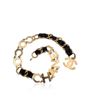 VINTAGE, RRP AS NEW
Rare statement vintage wide chain belt by CHANEL. Period/Era: 1993. It is crafted in gold metal with black interwoven leather. It features a spell out C O C O C H A N E L letters. CC logo pendant at theend of the belt. Hook closure. Marked with 'CHANEL 93 CC P Made in France' oval hallmark. Total lensth of the chain: 36 inches - 91.5 cm Condition Rating: B - VERY GOOD CONDITIONCondition Details: A light patina, minimal darkness and light surface scratches on the letters and the chain link. Chanel dustbag included. Please check the photos carefully and ask if you need to know more details or if you have any doubts.  Box?: Measurments:  length: 915 mm