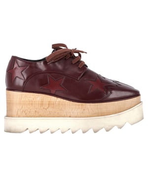 VINTAGE, UVP WIE NEU  
Stella McCartney strahlt ihren hohen Stil und ihren einzigartigen Modegeschmack mit diesen Elyse Derby-Schuhen aus. Sie sind vollgepackt mit exquisiten Details wie den Sternmotiven auf dem Kunstleder-Außenmaterial, den Schnürsenkeln und den dicken Plateaus. Schnappen Sie sich dieses Paar heute und lassen Sie es Ihnen helfen, Ihren fabelhaften Stil auszudrücken.  

Mit Staubschutzbeutel  

Stella McCartney Elyse Star Platform Derby aus burgunderfarbenem Kunstleder  
Zustand: Sehr gut  
Gebrauchsspuren: Geringe markings, leicht benutzt, aber sehr gut gepflegt. Kleine Markierung an den Sohlen & Falten, leichte Abnutzungen an Sohlen und Fersen.  
Verpackung: Staubschutzbeutel  
Farbe: Rot | burgunder  
Material: Kunstleder  
Größe: EU | 35  
Maße: Absatzhöhe: 90; Einlegesohlenlänge: 250  
SKU: NAPPUGBSH466360W