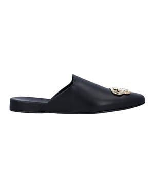 Mules von Balenciaga mit BB-Logo-Plakette aus schwarzem Leder. - Quadratische Zehenform - Vorderseite mit goldfarbener BB-Plakette - Offene Ferse  
Zusammensetzung: 100% Kalbsleder  
Hergestellt in Italien  
Balenciaga Damen Sandalen  
Originalpreis: 550,00 EUR  
Farbe: schwarz  
Material: Leder | Kalbsleder  
Zustand: neu mit Etikett  
Größe: 37  
Tragespuren: keine  
SKU: 48353 / 590935WA72I1088 / 590935WA72I108837
