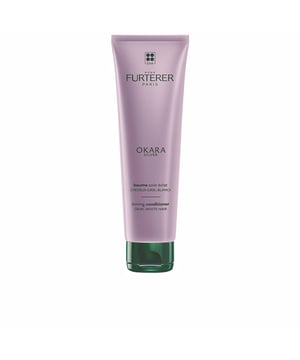 El acondicionador tonificante OKARA SILVER de RENE FURTERER es ideal para cabellos en tonos blanco, gris o rubio platino. Este producto proporciona hidratación y facilita el desenredo, a la vez que potencia el brillo del cabello. Su acción protectora elimina los tonos amarillos no deseados, devolviendo la luminosidad fresca y natural del color. Además, repara el pelo, dejándolo suave y flexible al tacto, quitando cualquier signo de daño. Contiene un 99% de ingredientes de origen natural y está libre de siliconas. Entre sus ventajas se encuentra la capacidad de desenredar, hidratar y realzar los tonos fríos, resaltando el color original del cabello. También posee un efecto reparador que revitaliza la fibra capilar, dejándola suave y flexible. Su presentación en gel ofrece una textura única y emana una fragancia floral refinada.