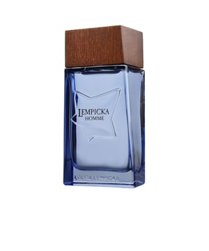 LA REINVERSIÓN DE UN CLÁSICO  LEMPICKA HOMME de Lolita Lempicka es un Eau de Toilette masculino que pertenece a la familia de fragancias Orientales. Introducida en 2018, esta versión es una reinterpretación del icónico aroma masculino que la marca ha ofrecido a lo largo de 18 años. Con la llegada del verano, esta fragancia busca resaltar los aromas dulces característicos de la marca.  Se trata de una creación audaz y original en el ámbito de las fragancias masculinas, que representa a un hombre moderno y seductor, atrevido y sin prejuicios, que sigue el llamado de sus instintos. Una fragancia vibrante, atrevida y provocativa, no recomendada para aquellos con un gusto más tradicional, que posee una personalidad fuerte y adictiva.  DULZURA NOCTURNA. Su aroma dulce y envolvente tiene un carácter sensual nocturno. La mezcla de notas como regaliz, absenta, anís, ron, agua de rosas, almendra, azúcar y vainilla, forma este perfume excepcional.   CRUELTY FREE. La marca reitera su compromiso con el bienestar animal y el respeto por el medio ambiente, asegurando que su composición no implica crueldad hacia los animales.  SU FRASCO. Imponente y elegante, el frasco está diseñado en un grueso vidrio azul que presenta un tallado de hoja de hiedra. Además, su tapón rectangular de textura en madera hace eco de la poderosa esencia que contiene en su interior.