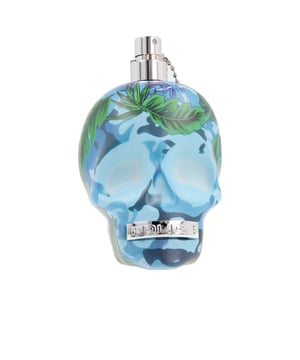SER O NO SER... EXÓTICO  TO BE EXOTIC JUNGLE es un eau de toilette para hombres que pertenece a la familia olfativa de maderas especiadas. Este perfume fue presentado en 2019 y creado por el perfumista Olivier Pescheux. Forma parte de la línea TO BE, conocida por sus frascos con forma de calavera. En esta ocasión, la fragancia se inspira en la exuberancia de la selva tropical, un paraíso natural que irrumpe en la jungla urbana, ofreciendo un interesante contraste. Se asocia a un hombre carismático, lleno de energía y optimismo.  La pirámide olfativa se inicia con frescas notas de bergamota y jugosa mandarina. En el corazón, se destacan los aromas cálidos de pimienta, combinados con la frescura de la rosa y manzana verde. En su base, se percibe una mezcla lujosa de maderas que incluye vetiver, sándalo y cedro. FRESCURA Y DULZURA. Este perfume presenta una rica variedad de contrastes, fusionando notas verdes con toques almizclados, así como fragancias frutales y aromáticas que generan un efecto cautivador.  EL FRASCOS CALAVERA. Esta vez, la emblemática calavera se presenta en vibrantes tonos azules y tropicales, decorada con hojas de palma en un verde brillante. Un distintivo metálico con el logo de la marca se encuentra en lo que simula ser la dentadura.  IDEA DE REGALO. Este perfume es una elección ideal si buscas sorprender con un obsequio singular, dirigido a un joven enérgico y audaz que esté en búsqueda de nuevas experiencias y valore los detalles.