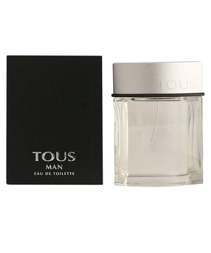 TOUS MAN, un Eau de Toilette masculino de la casa Tous, pertenece al grupo de fragancias orientales. Esta es la primera colonia para hombres que ha lanzado la conocida marca española de joyería, y busca capturar la esencia del hombre al que aspiran, caracterizado por su juventud, sensualidad y audacia. Creada en 2006 por el perfumista Gilles Romey, esta fragancia destaca por su originalidad, ya que se aleja de los aromas masculinos convencionales y del estilo tradicional de Tous, abriendo la puerta a propuestas olfativas más modernas y vibrantes.   Su pirámide olfativa es un verdadero festín de aromas, integrando notas frescas y deliciosas como piña, manzana, jengibre, campari y toronja brasileña, junto a toques más clásicos como el ámbar, el cedro y el almizcle blanco. Esta combinación se presenta perfectamente equilibrada y armoniosa.   Esta fragancia se adapta con gran facilidad a diferentes ocasiones, convirtiéndola en una opción ideal tanto para el día a día en el trabajo como para reuniones con amigos o eventos más formales y citas románticas.   TOUS MAN destaca por su elegancia y sofisticación, enriqueciendo la naturalidad de cada hombre que la usa. Además, esta fragancia goza de una gran popularidad entre el público masculino, lo que la convierte en una opción perfecta para regalar y asegurar el éxito con quien la reciba.