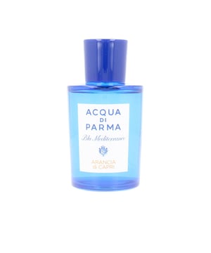 EINE ENTSPANNENDE ENTDECKUNGSREISE UM CAPRI  Das Eau de Toilette Aranci di Capri gehört zur mediterranen Blu-Kollektion der renommierten italienischen Marke Acqua di Parma. Diese Linie verkörpert die Erfrischung und Natürlichkeit des italienischen Mittelmeers – mit seinen lebendigen Farben, der lebhaften Energie und den wohltuenden Sonnenstrahlen, die für inspirierende und sinnliche Momente sorgen, die unser Wohlbefinden und unsere Vitalität steigern. Dieses Parfum wurde im Jahr 1999 ins Leben gerufen. Die Blu Mediterraneo Kollektion umfasst insgesamt sieben Düfte, wobei jeder einzelne ein charakteristisches Element Italiens widerspiegelt. Die Orange von Capri stellt eine Frucht dar, die die perfekte Balance zwischen süß und sauer hält und ist somit das symbolträchtige Element dieser traumhaften Insel, die sich durch ihre harmonische und beeindruckende Schönheit auszeichnet.  Die Duftkomposition beginnt mit einer belebenden Zitrusnote, die sich aus Orange, sizilianischer Mandarine, Bergamotte und Zitrone zusammensetzt und sofort ein Gefühl von Vitalität vermittelt. Darauf folgt ein sanftes und feines Herz, das von Noten des kleinen Korns und Kardamoms geprägt ist. Schließlich entfaltet sich ein verführerischer Abgang, in dem sich süße Karamell- und Moschusnoten harmonisch vereinen.  EIN UMGEBENDE ENTSPANNUNG. Sein sanfter Duft entführt uns in eine ruhige und wohltuende Welt. An diesem malerischen Ort ist die einzige Ablenkung die sanfte Meeresbrise, die über unsere Haut streicht.  ELEGANZ FÜR ALLE. Acqua di Parma ist bekannt für sein hohes Maß an Eleganz und Raffinesse. Dieses Parfum verkörpert diese Eigenschaften auf perfekte Weise und ist äußerst vielseitig, da es unisex ist. Ideal, um es als Paar zu teilen.  OZEANBLAU. Blau symbolisiert diesen Duft – ein tiefes Blau, das eine Hommage an das Meer und den Himmel darstellt. Diese natürlichen Elemente sind in der gesamten Kollektion stark ausgeprägt.