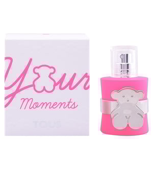 UNA FRAGANCIA BRILLANTE, VIVAZ Y FLORAL   Moments de Tous es un “Eau de Toilette” diseñado para mujeres, encasillado dentro de la familia Floral Chipre. Las jóvenes de la era milenaria buscan un perfume que irradie vitalidad, feminidad y un toque de carácter, que se alinee con su estilo de vida dinámico y agitado. Con esto en mente, Tous ha creado este nuevo aroma pensando en las nuevas generaciones.  Lanzada en 2018 por los perfumistas Veronique Nyberg y Violaine Collas, esta fragancia ofrece un olor fresco y vibrante, capaz de elevar el ánimo y generar sonrisas al contacto con su aroma. Una explosión floral chispeante que promete llenar nuestros días de emoción y divertidos encuentros románticos.   Las notas altas provocan una sensación energizante con una mezcla frutal y especiada, que incluye zarzamora, naranja tangerina, chabacano y cardamomo. Esto da paso a un corazón con un agradable bouquet floral que incorpora jazmín, lirio de los valles y peonía, cerrando la composición con un fondo cremoso y ligeramente cálido, gracias a las notas de almizcle blanco y pachulí.  USO DIARIO. Debido a la dulzura refrescante de sus notas, este perfume se presenta como una opción ideal para el uso cotidiano. Un aroma resplandeciente, sumamente femenino y con toques exóticos, que resulta versátil para cualquier evento y en cualquier época del año.  FRAGANCIA JOVEN. La línea ‘MOMENTS’ de Tous está dirigida a un público joven y adolescente, perfecta para quienes desean un sello olfativo distintivo con un aire espontáneo y a la moda.  ¡OPTANDO POR EL ROSA! El frasco de esta fragancia mantiene la misma forma cilíndrica característica de la línea, pero en esta edición se presenta en un vibrante color fucsia. Además, cuenta con un elegante anillo plateado en su cintura, adornado con el icónico osito de la marca.
