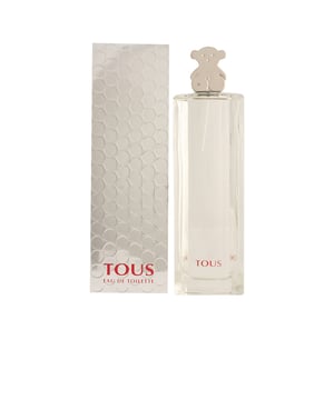VIVE LOS MOMENTOS INOLVIDABLES CON TOUS. Tous presenta su fragancia Eau de Toilette, que se inscribe en la categoría floral destinada a la mujer, diseñada por la reconocida marca de joyería que lleva su nombre. Con origen en España, la casa busca reflejar su pura esencia a través de la simplicidad, el gusto refinado y la suavidad, ofreciendo una creación que evoca una frescura liviana, ideal para el uso diario.  Lanzada al mercado en 2002 por el perfumista Olivier Cresp, esta fragancia se caracteriza por su carácter ultra-femenino y accesible, con un aroma que resulta tanto confortable como tierno, un verdadero complemento que no puede faltar en el tocador. Al aplicarla, la fragancia inicia con una fresca y suave apertura, gracias a la combinación de hojas de violeta, bergamota, casia y cilantro. Posteriormente, el corazón se deleita con una mezcla de flores que incluye gardenia, rosa, jazmín y peonía, creando una experiencia olfativa llena de fragilidad y energía. Finalmente, la base incorpora notas de cedro marroquí, iris y almizcle blanco, que brindan una fijación duradera y un toque de calidez.  DISFRUTA DE LA ELEGANCIA EN CADA MOMENTO. Tous te rodeará con una atmósfera refrescante, mientras mantiene viva la elegancia innata de cada mujer en cualquier ocasión, ya sea en la oficina o durante un paseo familiar.  UN ACCESORIO ESENCIAL. Reconocida por su prestigio en alta joyería, esta marca también brilla en el universo de la perfumería selectiva, ofreciendo una joya que no se puede pasar por alto.  UN FRASCO ENCANTADOR. Su frasco, que presenta un diseño limpio y con transparencia, se complementa con un encantador tapón que emula la forma del famoso oso que representa a la marca.