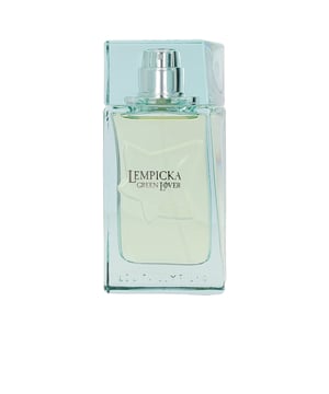 VERDE, APASIONADO Y ÚNICO  GREEN LOVER de Lolita Lempicka es un Eau de Toilette masculino que pertenece a la familia olfativa Aromática Especiada. Esta fragancia fue creada por la perfumista Maïa Lernout y lanzada en 2019. Su inspiración proviene de bosques verdes y húmedos, combinando el inconfundible toque de dulzura característico de la marca. La pirámide olfativa comienza con notas de mandarina verde y pimienta, seguida de un corazón chispeante que incluye ginebra, bayas de enebro y menta fresca. En el fondo, se sorprende con la calidez de la vainilla de Madagascar y el almizcle.  EL FRASCO. El diseño del frasco es simple y rectangular, fabricado en vidrio transparente que permite visualizar el líquido en su interior. Presenta un relieve interno que evoca una hoja y su empaque ilustra un bosque frondoso y un arroyo, creando una conexión con la naturaleza.  GREEN. Esta fragancia representa no solo una propuesta olfativa, sino también un compromiso con el medioambiente y la humanidad. Está compuesta por ingredientes veganos certificados por OneVoice.  RESPETUOSO CON LA PIEL. GREEN LOVER ha sido formulado para cuidar la piel, utilizando ingredientes seleccionados que no contienen colorantes, filtros solares ni disruptores endocrinos.