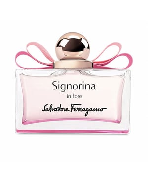 SIGNORINA IN FIORE de Salvatore Ferragamo es una magnífica interpretación de la famosa fragancia Signorina Eau de Parfum. Cuando una mujer está enamorada, su esencia resplandece como la de una flor en plena floración. Esta exquisita y elegante creación se inspira en el emblemático lazo Vara de Ferragamo, luciendo un vibrante y alegre tono rosa. Al inicio, se presentan notas frescas de un sorbete de pera, combinadas con toques de granada. En el corazón, la sutil fragancia de la flor del cerezo se mece suavemente junto a la brisa mientras los pétalos de jazmín añaden un brillo encantador a la composición. Finalmente, se asienta con una base de almizcle blanco y sándalo.