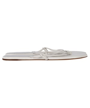 VINTAGE, UVP WIE NEU
Die Flip-Flop-Sandalen von Gabriela Hearst aus weißem Leder bringen einen frischen, gehobenen Ansatz für minimalistisches Sommerkleid. Hergestellt in Italien aus weichem, hochwertigem Leder kombinieren sie elegantes Design mit mühelosem Komfort. Der strahlend weiße Farbton verleiht jedem Outfit eine klare, moderne Note und macht sie zu einer idealen Wahl für einen raffinierten Sommerstil. **Styling-Tipp:** Tragen Sie sie mit einem einfarbigen Outfit oder einem fließenden, neutralen Kleid, um die klaren Linien und die auffällige Farbe zur Geltung zu bringen.

Flip-Flop-Sandalen von Gabriela Hearst aus weißem Leder

Zustand: Ausgezeichnet
Abnutzungserscheinungen: Keine sichtbaren Abnutzungserscheinungen. Keine Markierung an der Innensohle. Sehr leichte Markierung an den Sohlen.
Verpackung: Staubbeutel
Farbe: Weiß | Ecru
Material: Leder | Leder
Größe: IT | 40,5
Maße: Absatzhöhe: 10; Innensohlenlänge: 270
SKU: NAPPUGBSH466917W