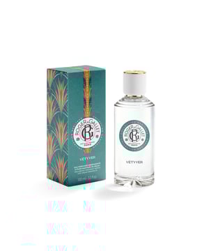 VÉTYVER Wellness-Duftwasser von ROGER & GALLET ist wie ein weißes Hemd für den Herrenanzug. Es handelt sich um ein elegantes und zeitloses Parfüm, das mit holzigen und frischen Aromen für eine entspannende Wirkung sorgt. In der Kopfnote balanciert Salbei die spritzigen Zitrusnuancen und verleiht ihnen eine sanfte Note. In der Basis entfaltet sich das ätherische Vetiveröl, das dem Duft Wärme und eine harmonische Rundung verleiht.